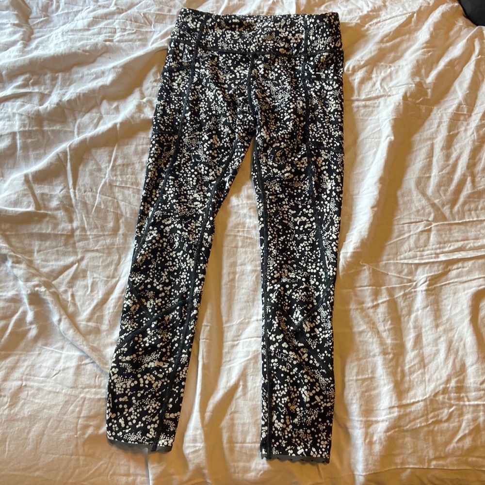 Lululemon Capris size 4 Black and White